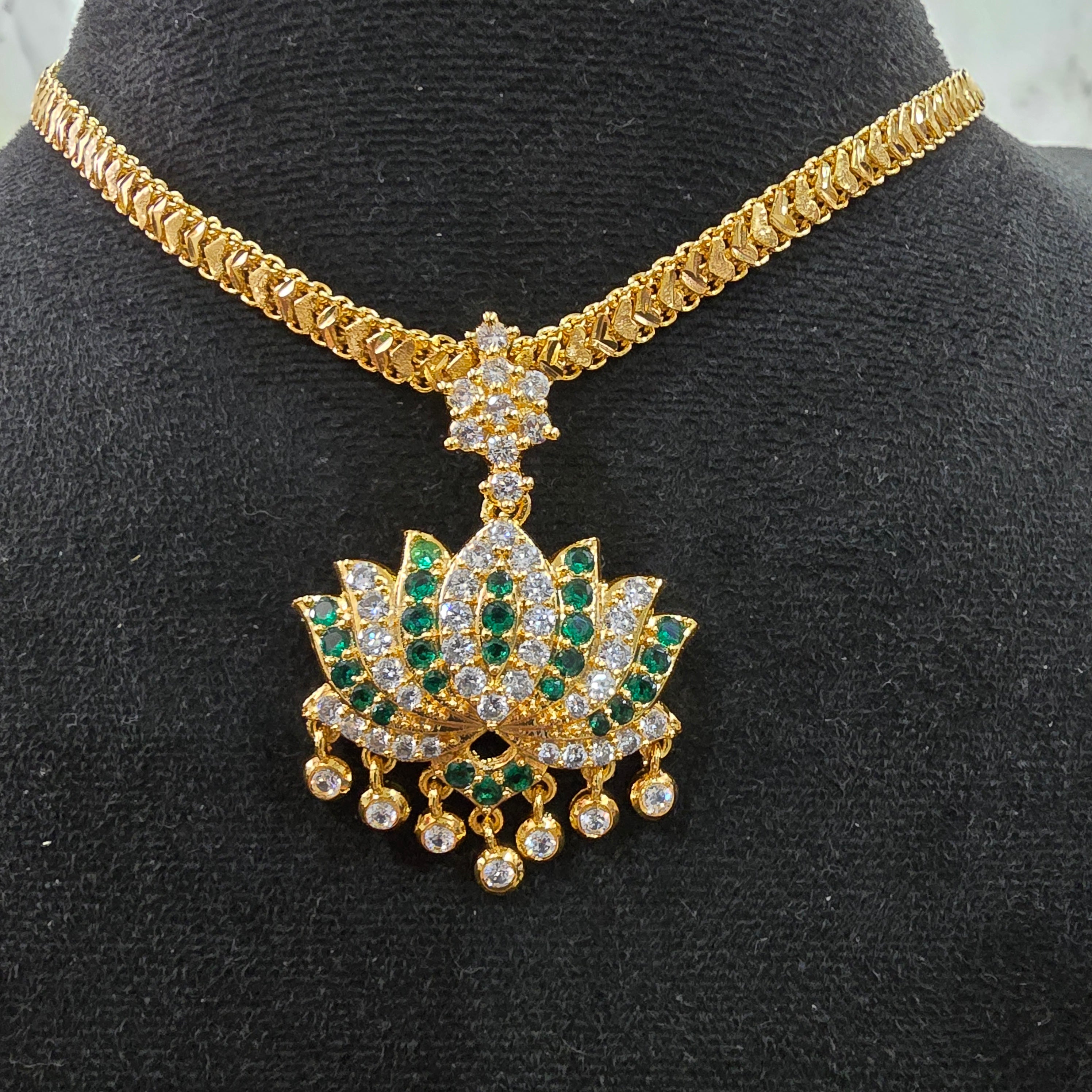 Emerald green with white mossanite stones locket with diamontele cut chain.Not 916 gold . Code 056