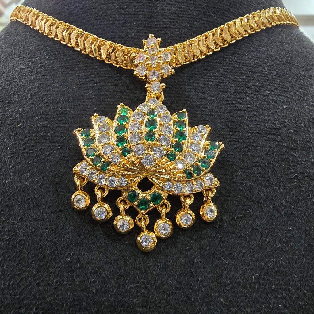 Emerald green with white mossanite stones locket with diamontele cut chain.Not 916 gold . Code 056