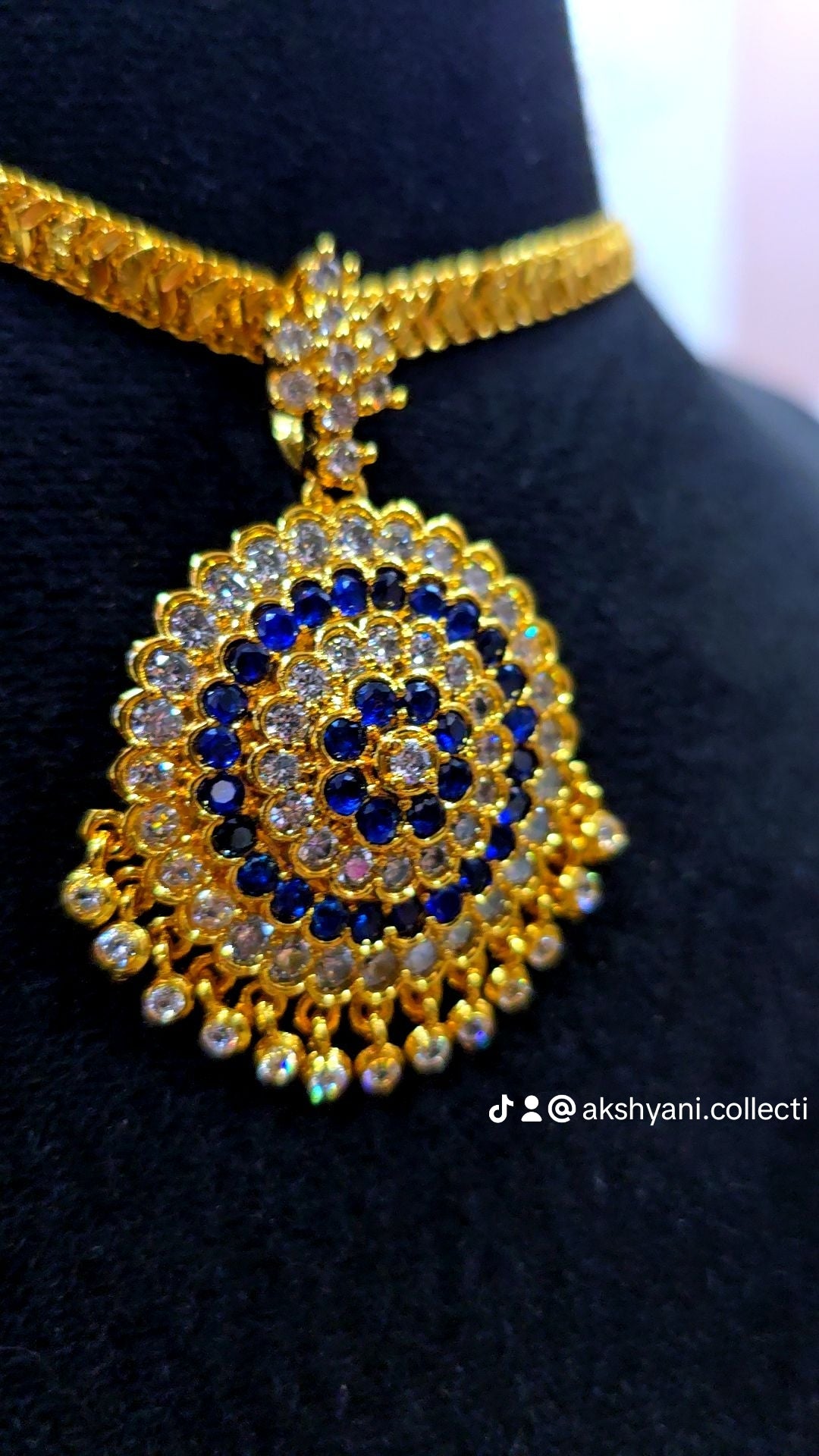 Diamond cut chain with blue and white mossanite stones aatil ( removable ).Not 916. Code 023