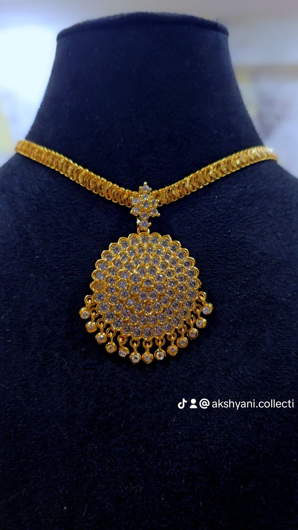 Diamontele cut chain with removable round white mossanite stones.  NOT 916 GOLD. Code 033