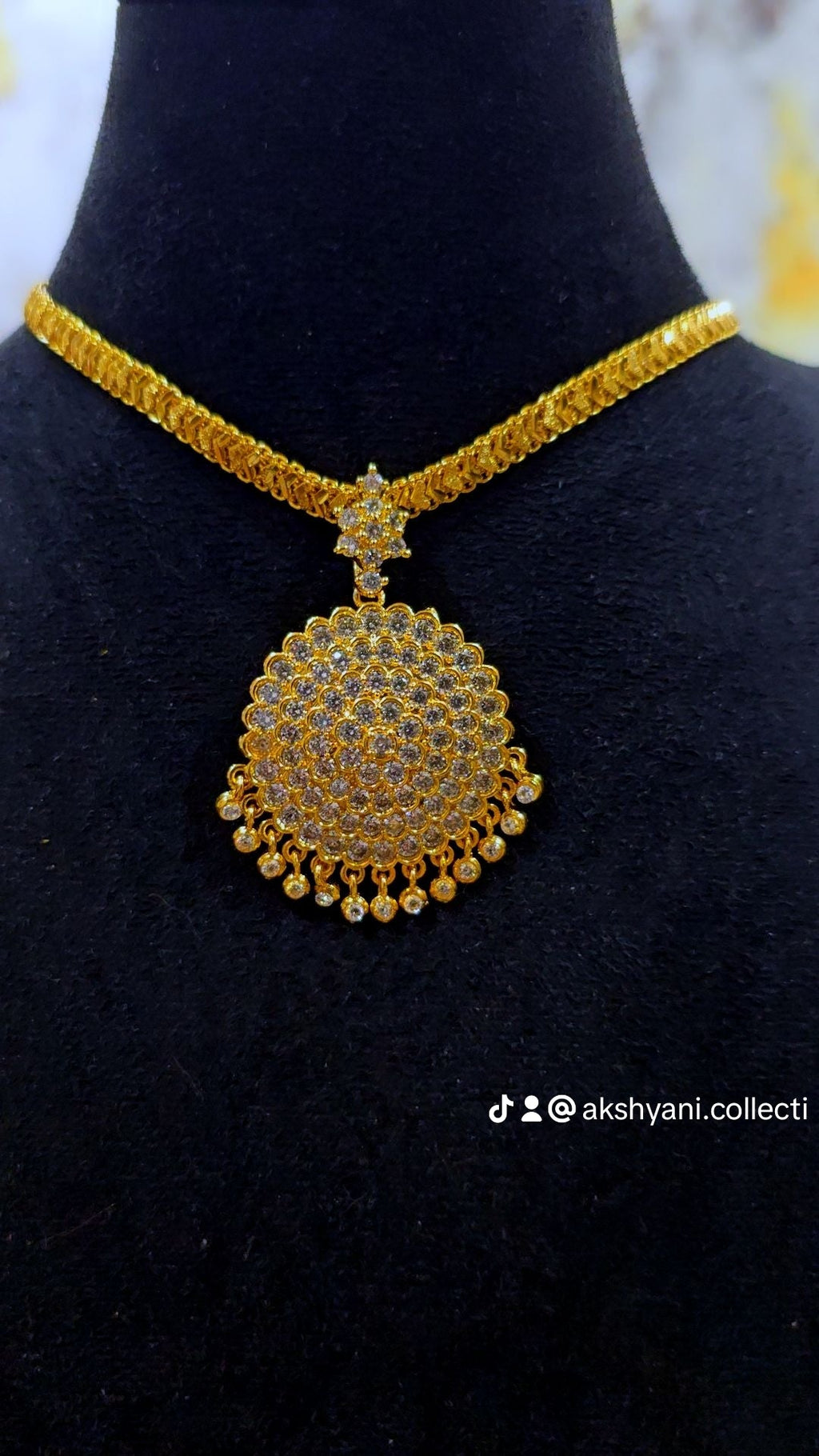 Diamontele cut chain with removable round white mossanite stones.  NOT 916 GOLD. Code 033