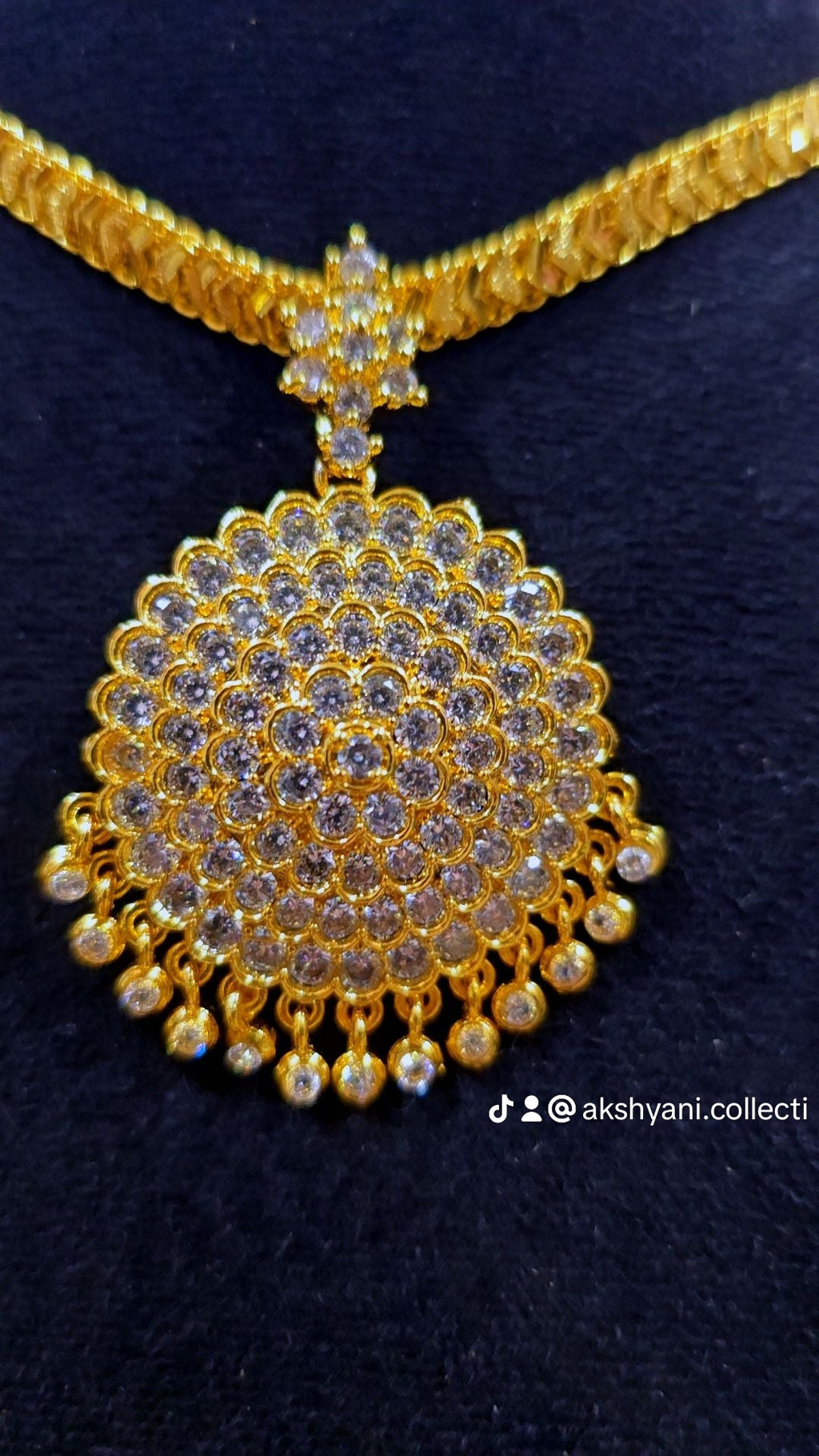 Diamontele cut chain with removable round white mossanite stones.  NOT 916 GOLD. Code 033