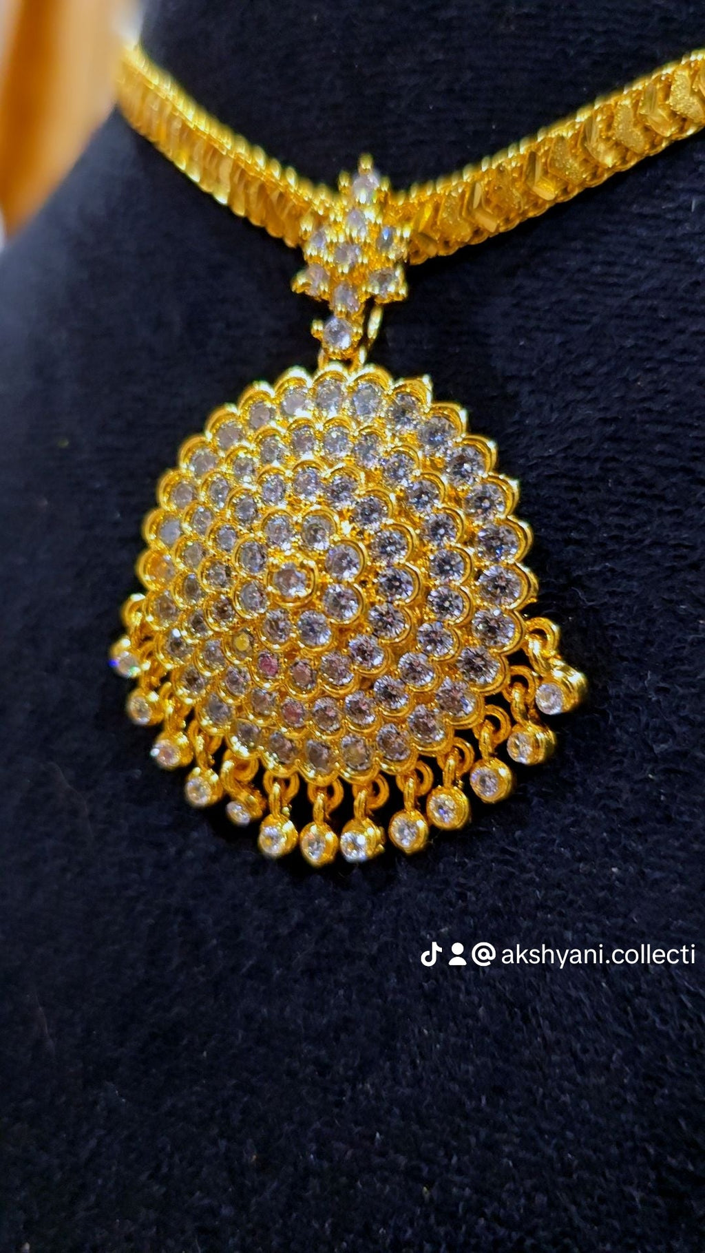 Diamontele cut chain with removable round white mossanite stones.  NOT 916 GOLD. Code 033