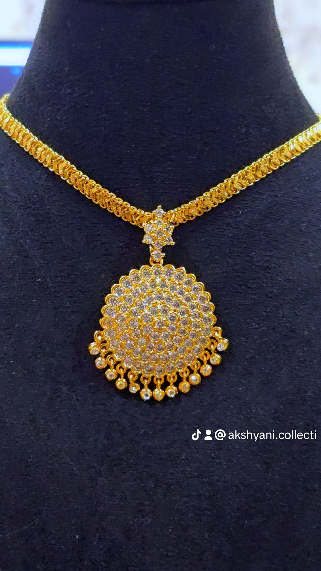 Diamontele cut chain with removable round white mossanite stones.  NOT 916 GOLD. Code 033