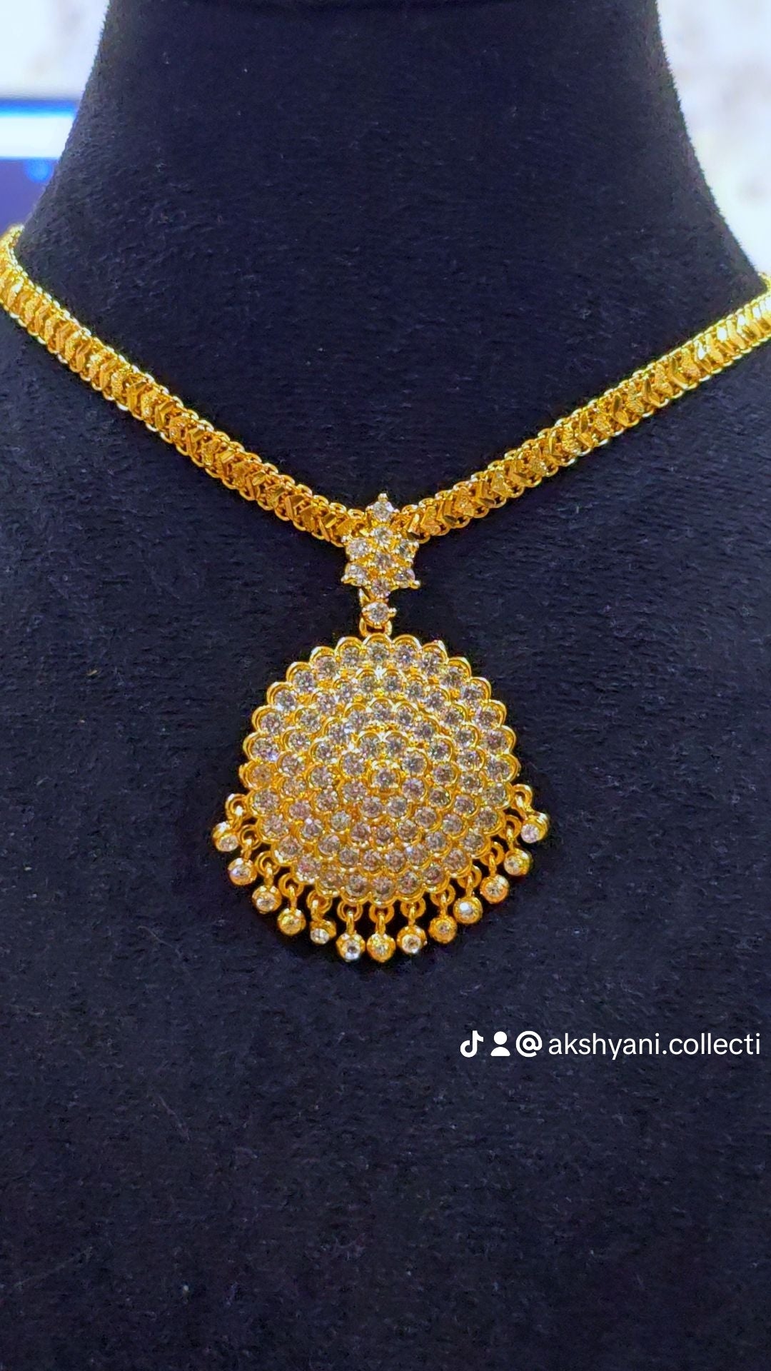 Diamontele cut chain with removable round white mossanite stones.  NOT 916 GOLD. Code 033