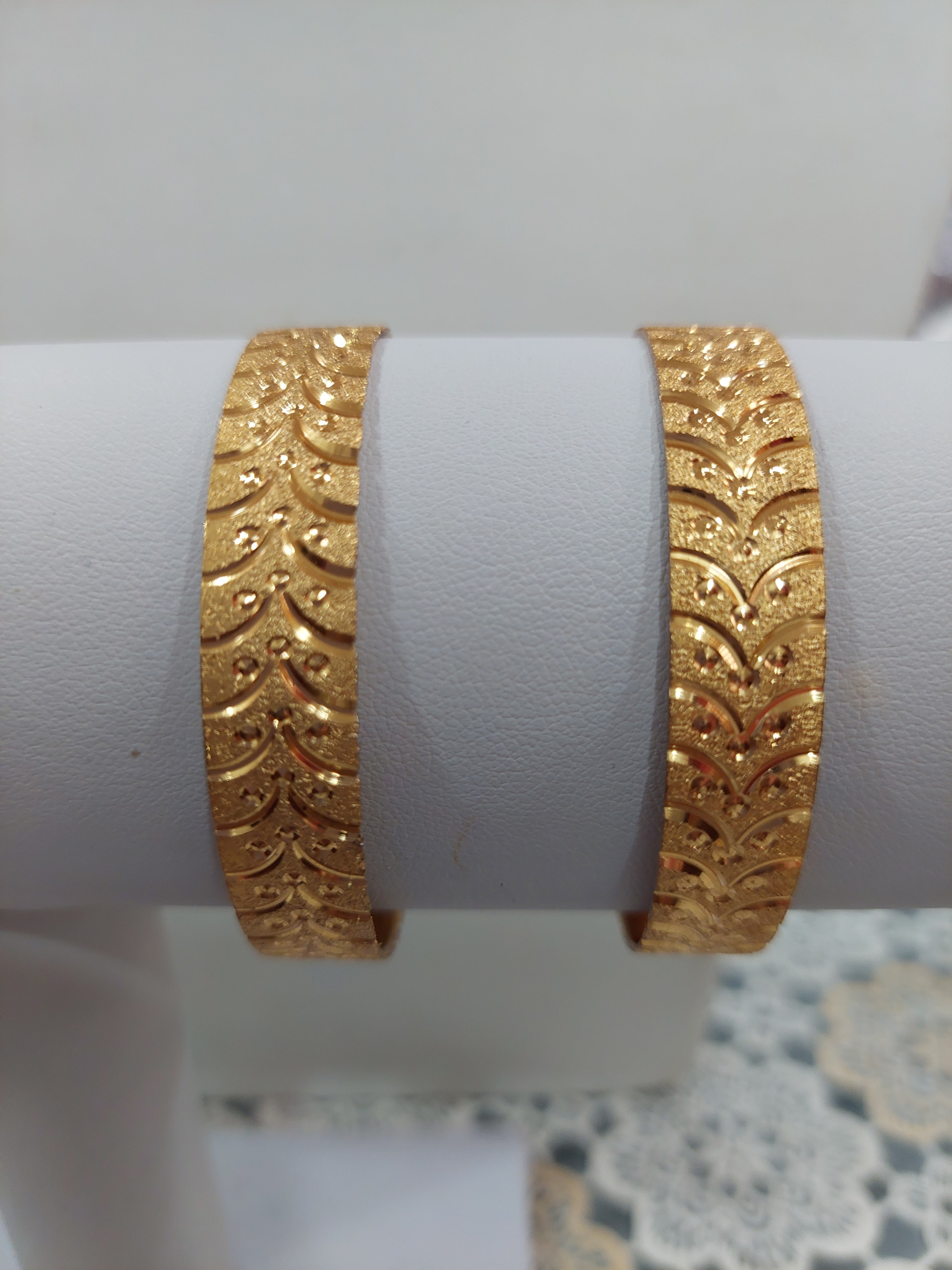 Cz cut todi ( bangle design not 916 gold) code 665r