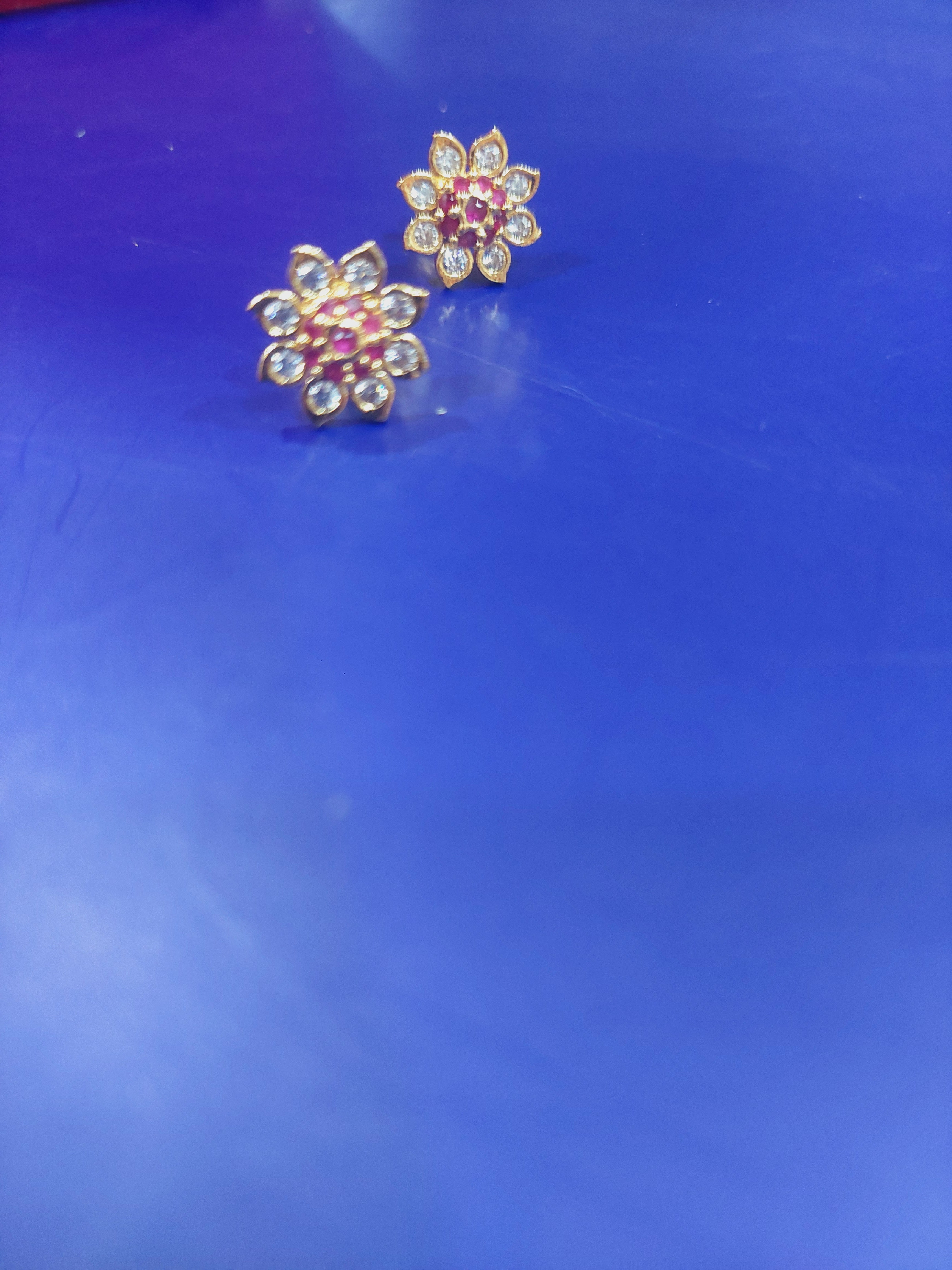 Ad earrings indian screw . Code 7098. ( Singapore 5 cents coin size)