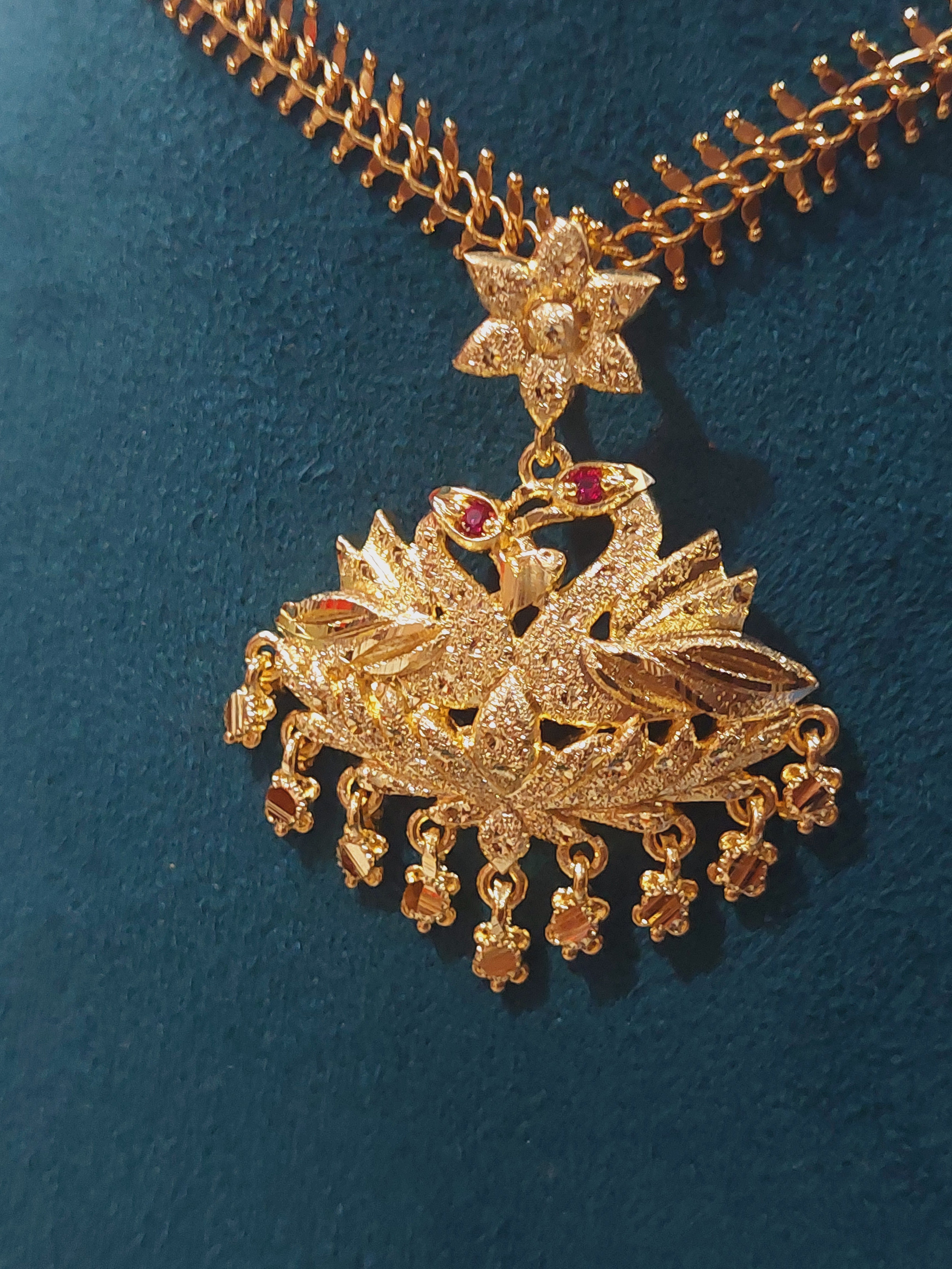 Aatil chain with removable peacock locket. Not 916 gold