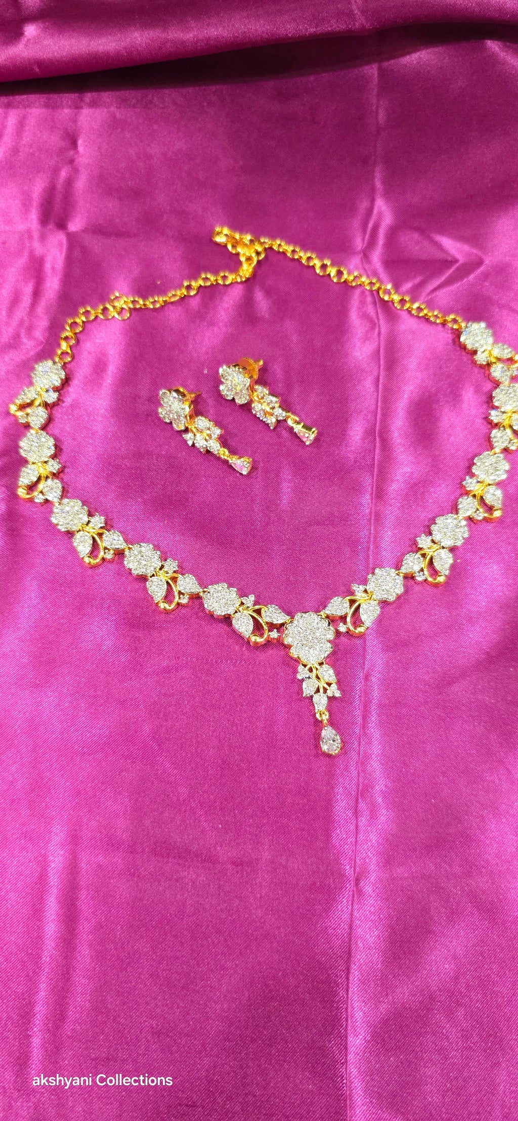Flower replica mossanite necklace. Functionwear